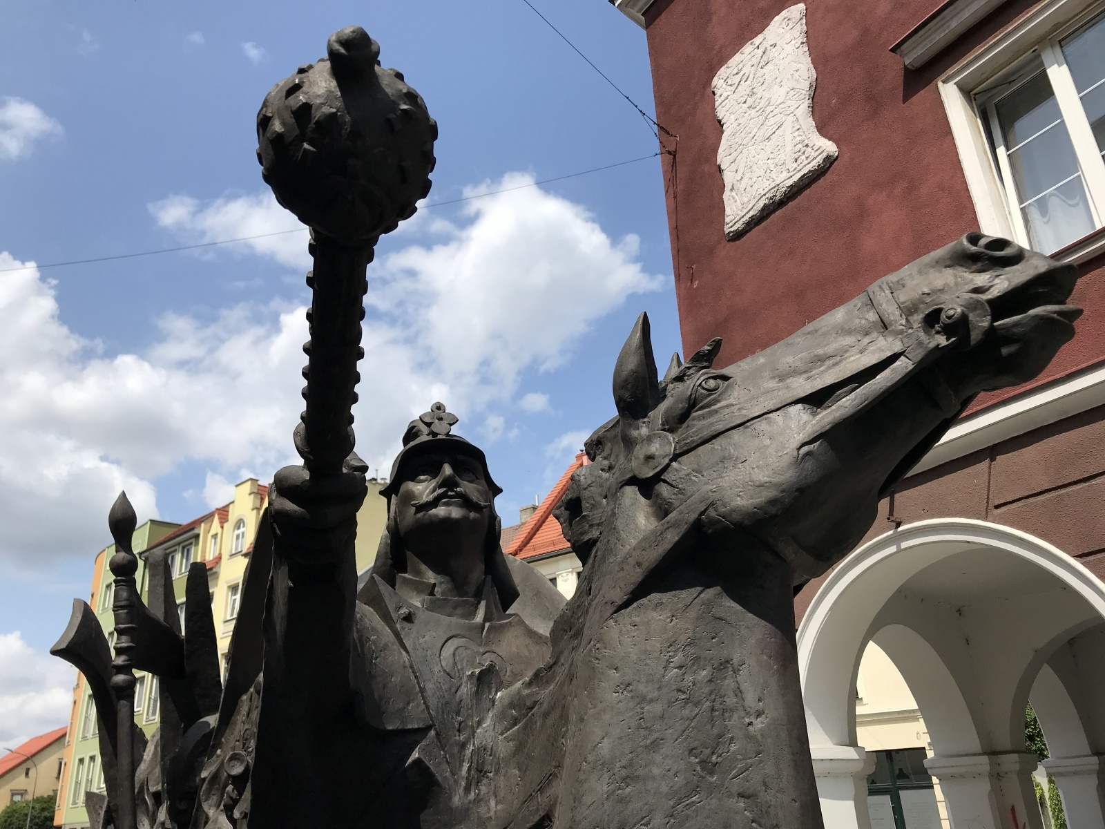 Zdjęcie w galerii na portalu naszraciborz.pl: W Raciborzu stanął pomnik króla Jana III Sobieskiego [FOTO i WIDEO] wiadomości z regionu