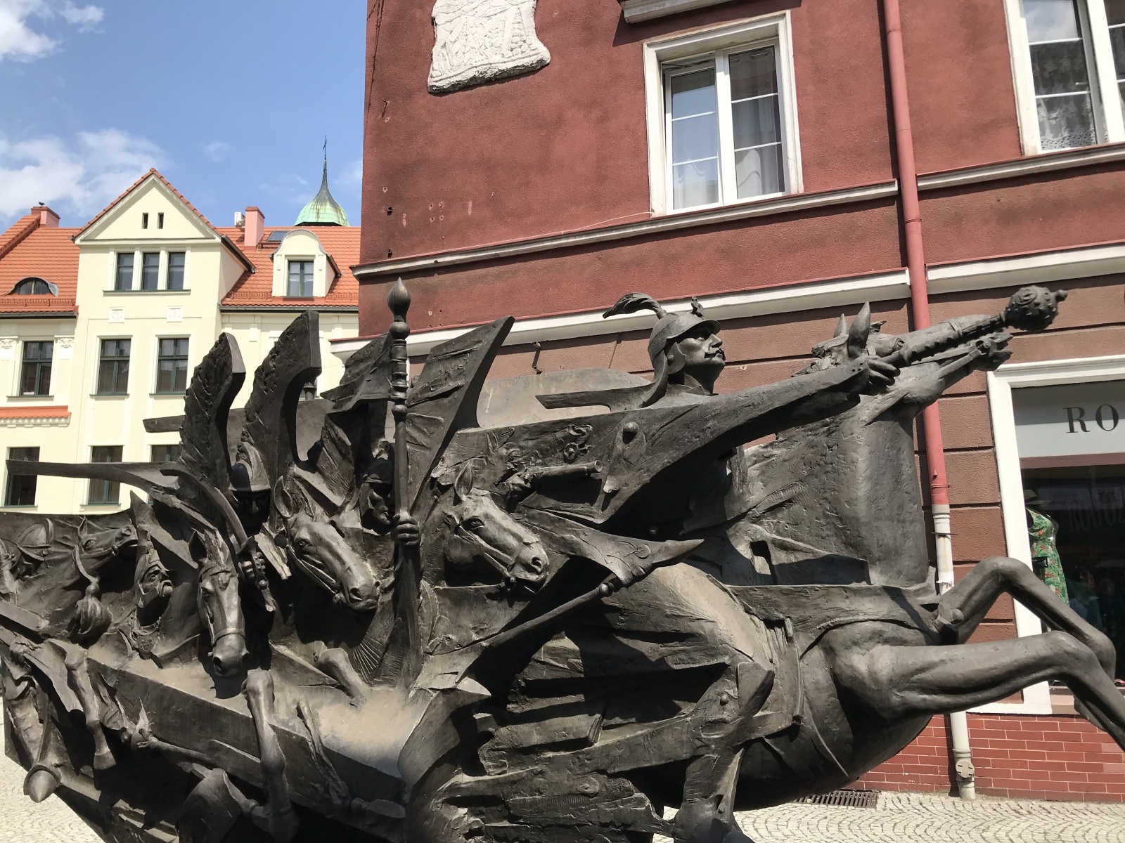 Zdjęcie w galerii na portalu naszraciborz.pl: W Raciborzu stanął pomnik króla Jana III Sobieskiego [FOTO i WIDEO] wiadomości z regionu