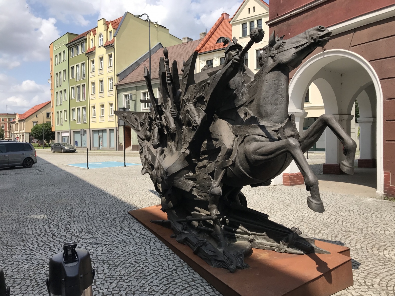 Zdjęcie w galerii na portalu naszraciborz.pl: W Raciborzu stanął pomnik króla Jana III Sobieskiego [FOTO i WIDEO] wiadomości z regionu