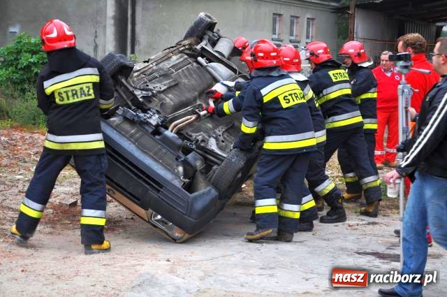 Zdjęcie w galerii na portalu naszraciborz.pl: Wypadek na podwórku PSP wiadomości z regionu