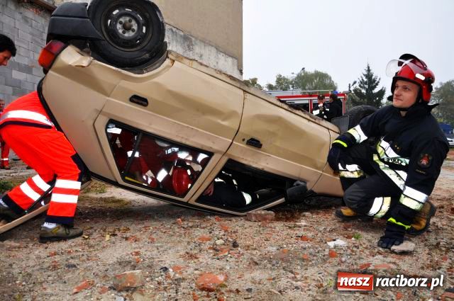 Zdjęcie w galerii na portalu naszraciborz.pl: Wypadek na podwórku PSP wiadomości z regionu