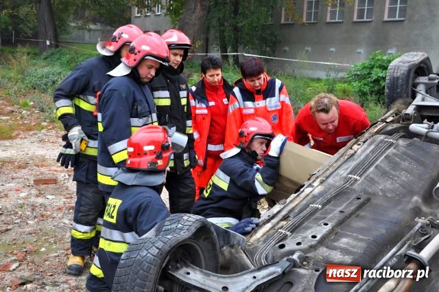 Zdjęcie w galerii na portalu naszraciborz.pl: Wypadek na podwórku PSP wiadomości z regionu