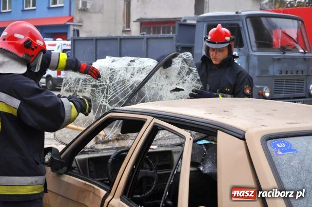 Zdjęcie w galerii na portalu naszraciborz.pl: Wypadek na podwórku PSP wiadomości z regionu