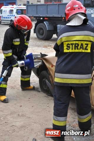 Zdjęcie w galerii na portalu naszraciborz.pl: Wypadek na podwórku PSP wiadomości z regionu