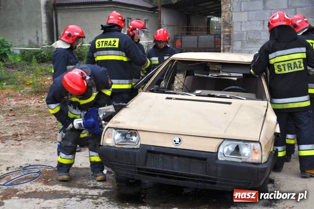 Zdjęcie w galerii na portalu naszraciborz.pl: Wypadek na podwórku PSP wiadomości z regionu