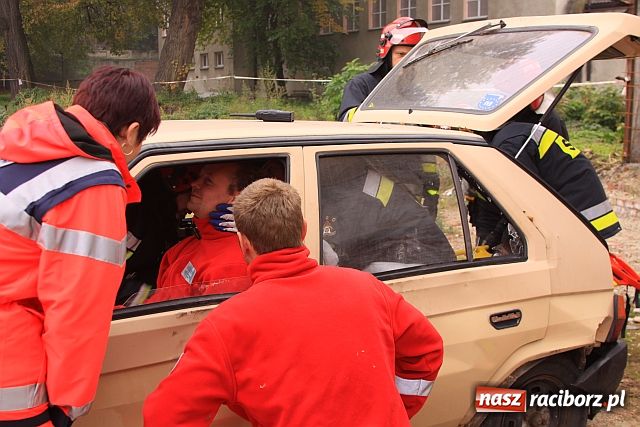 Zdjęcie w galerii na portalu naszraciborz.pl: Wypadek na podwórku PSP wiadomości z regionu