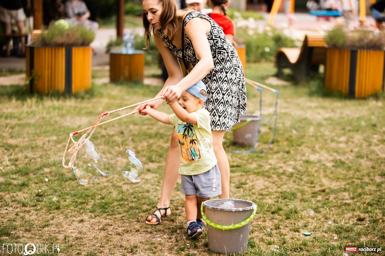 Zdjęcie w galerii na portalu naszraciborz.pl: Dzień baniek mydlanych w Parku Jordanowskim wiadomości z regionu