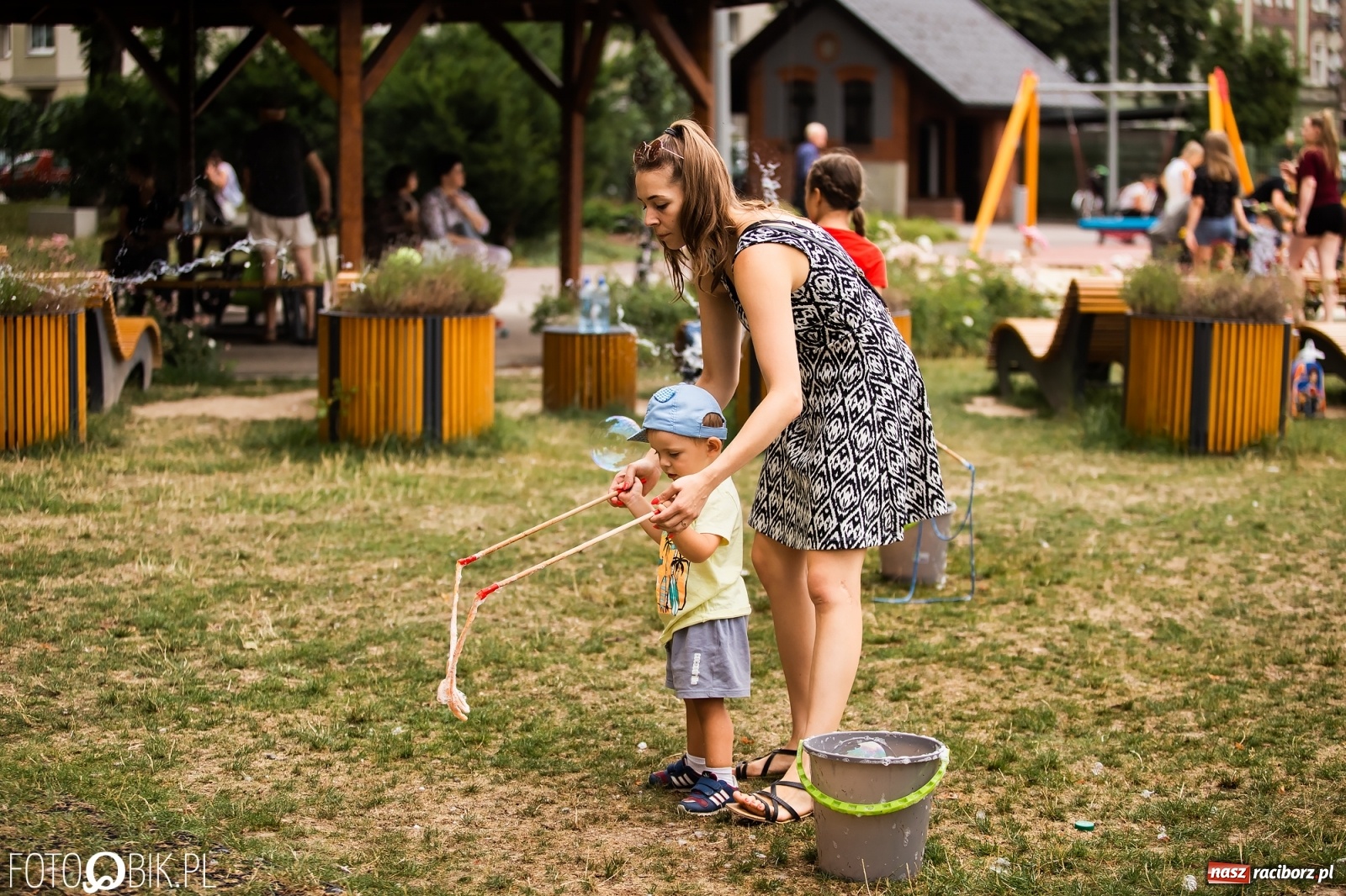 Zdjęcie w galerii na portalu naszraciborz.pl: Dzień baniek mydlanych w Parku Jordanowskim wiadomości z regionu