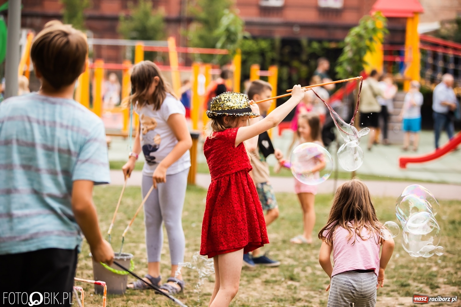 Zdjęcie w galerii na portalu naszraciborz.pl: Dzień baniek mydlanych w Parku Jordanowskim wiadomości z regionu