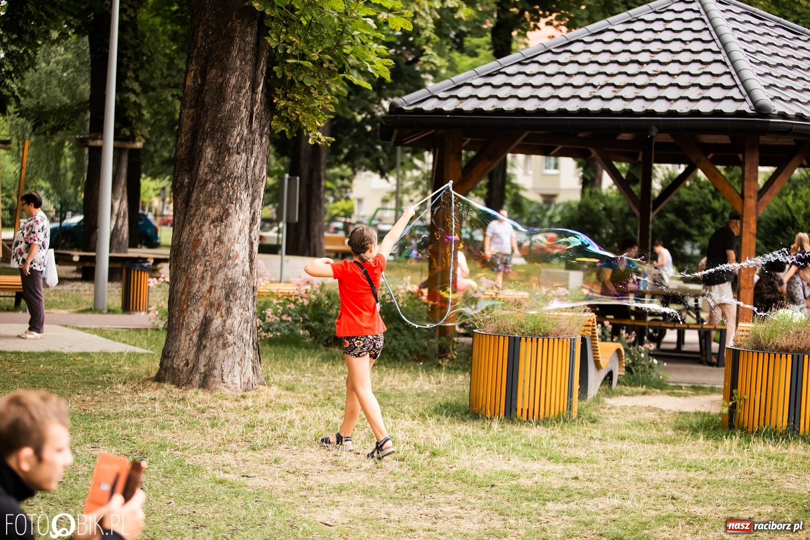Zdjęcie w galerii na portalu naszraciborz.pl: Dzień baniek mydlanych w Parku Jordanowskim wiadomości z regionu