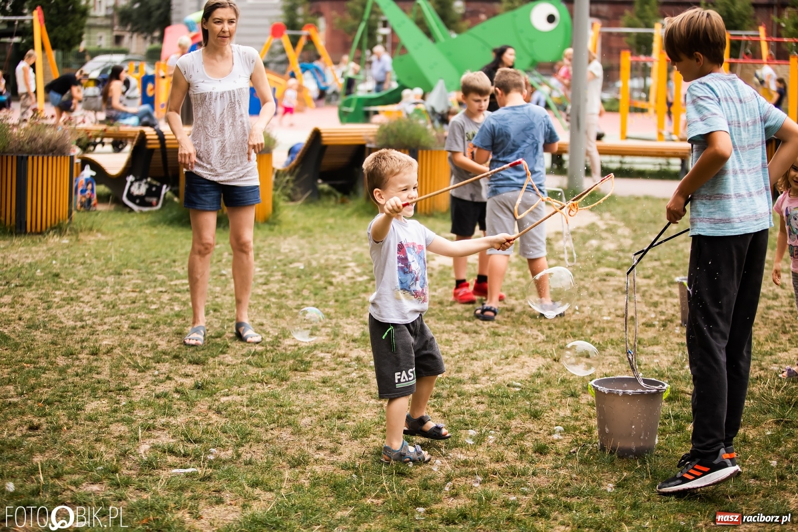 Zdjęcie w galerii na portalu naszraciborz.pl: Dzień baniek mydlanych w Parku Jordanowskim wiadomości z regionu