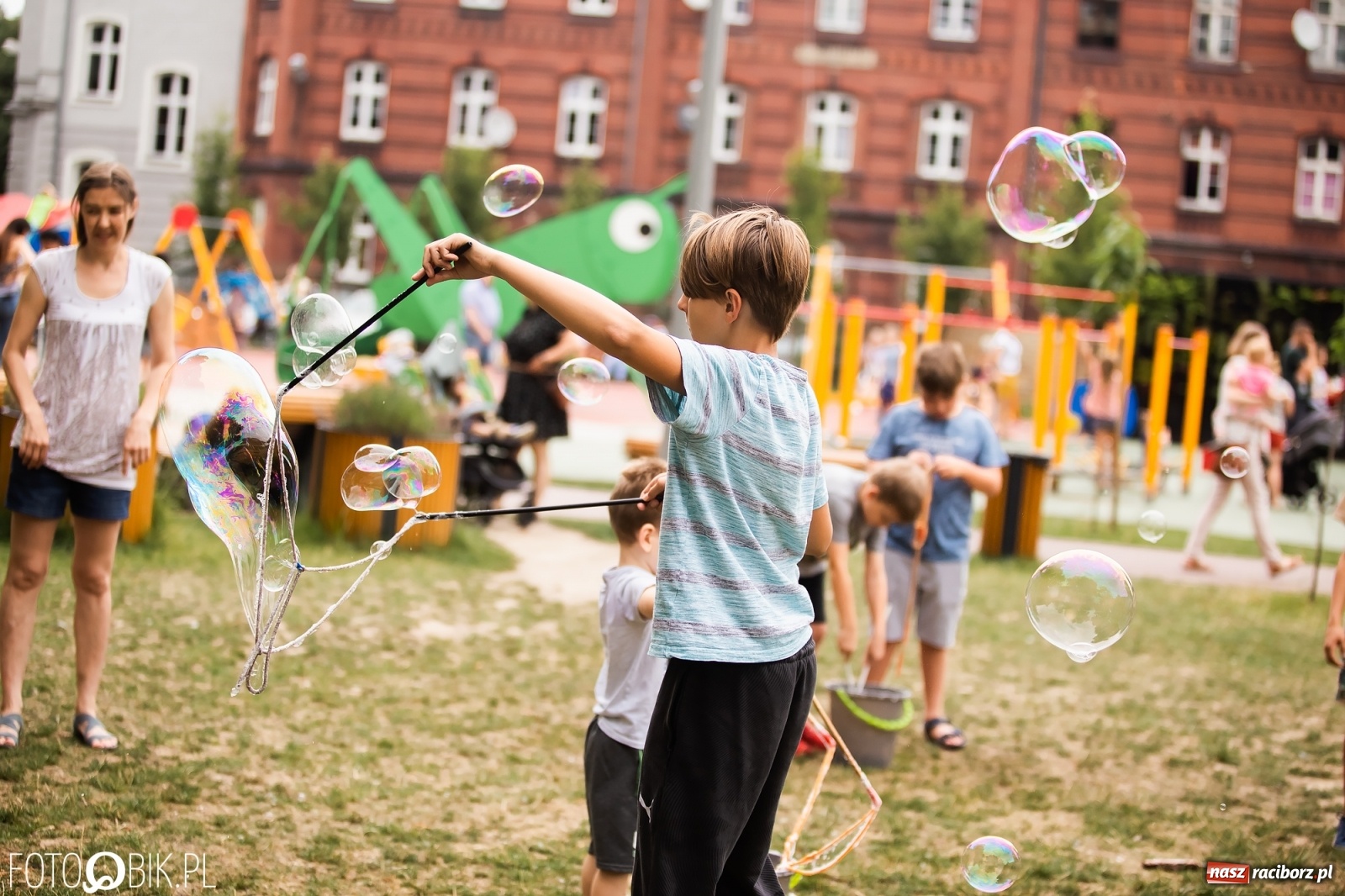Zdjęcie w galerii na portalu naszraciborz.pl: Dzień baniek mydlanych w Parku Jordanowskim wiadomości z regionu
