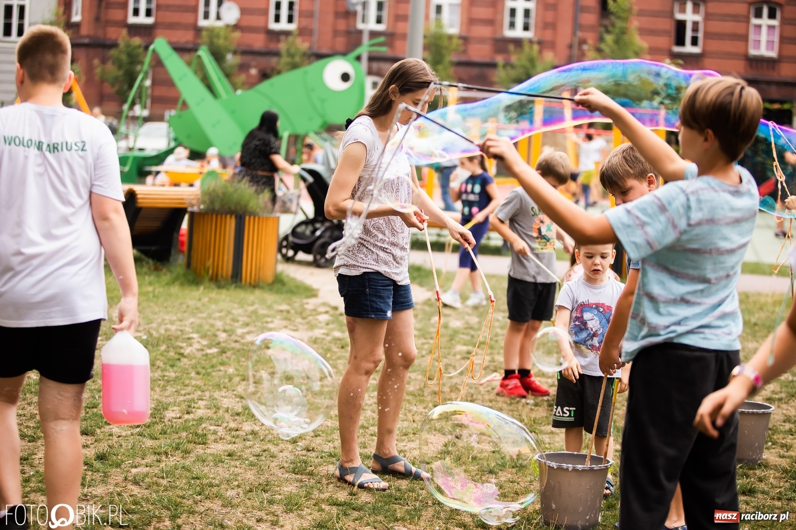 Zdjęcie w galerii na portalu naszraciborz.pl: Dzień baniek mydlanych w Parku Jordanowskim wiadomości z regionu