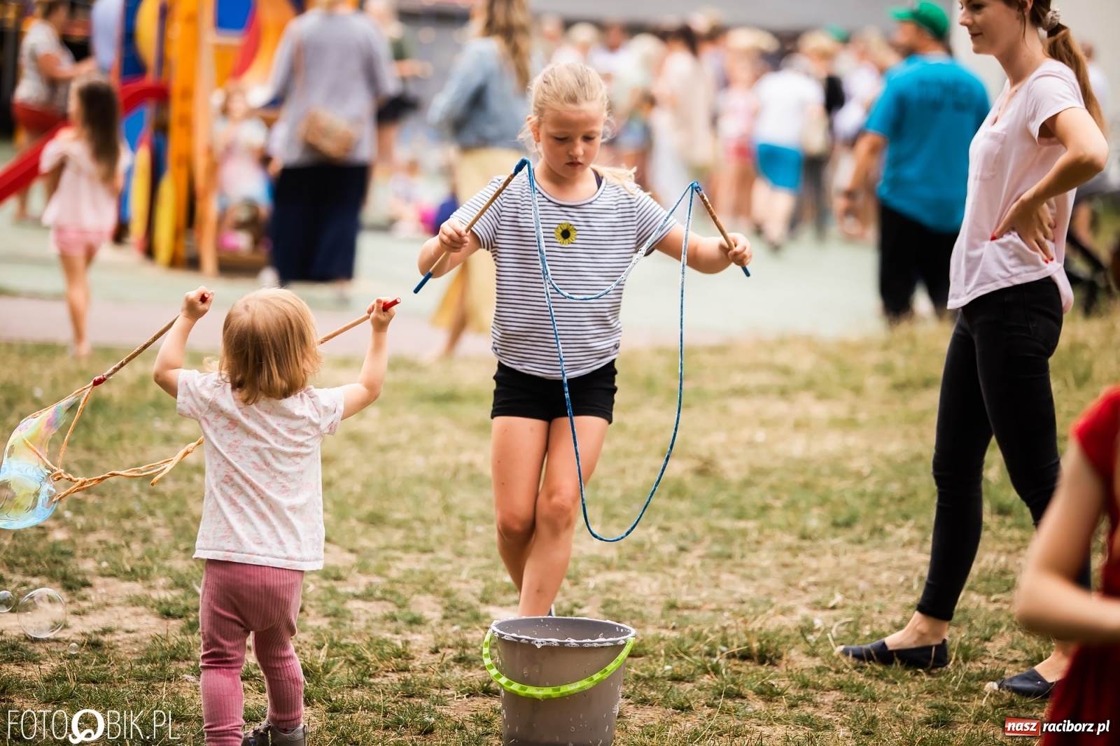 Zdjęcie w galerii na portalu naszraciborz.pl: Dzień baniek mydlanych w Parku Jordanowskim wiadomości z regionu