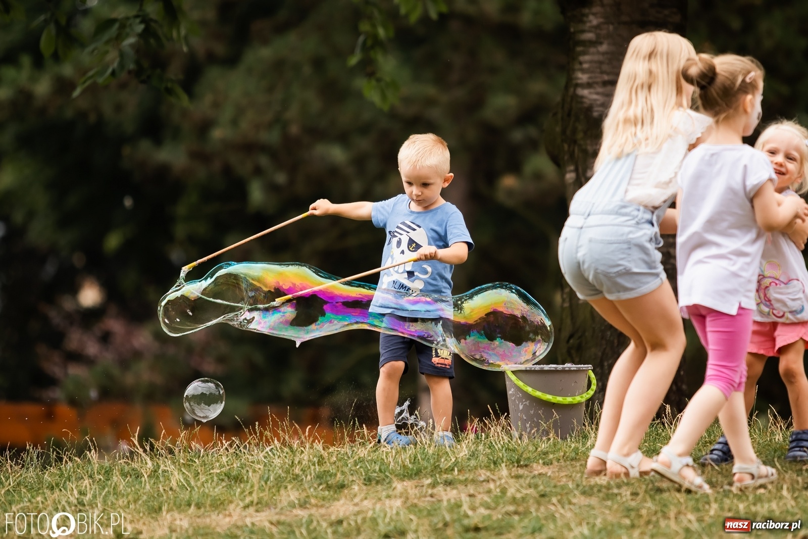 Zdjęcie w galerii na portalu naszraciborz.pl: Dzień baniek mydlanych w Parku Jordanowskim wiadomości z regionu