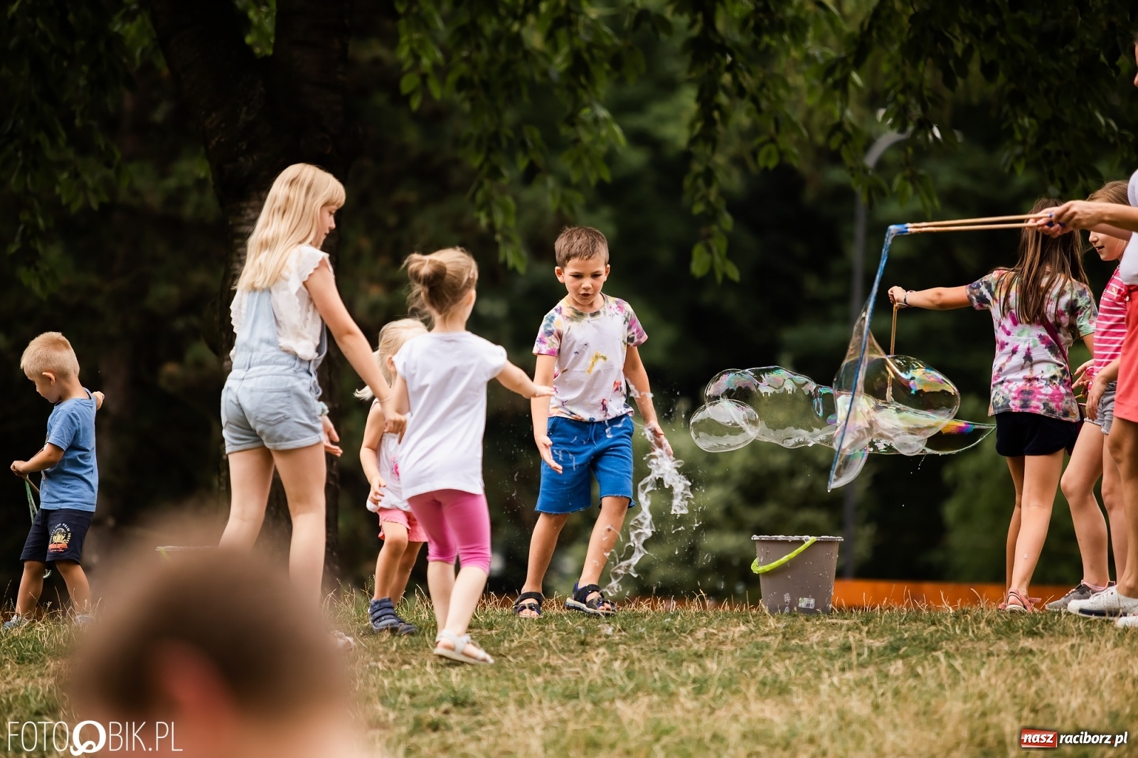 Zdjęcie w galerii na portalu naszraciborz.pl: Dzień baniek mydlanych w Parku Jordanowskim wiadomości z regionu