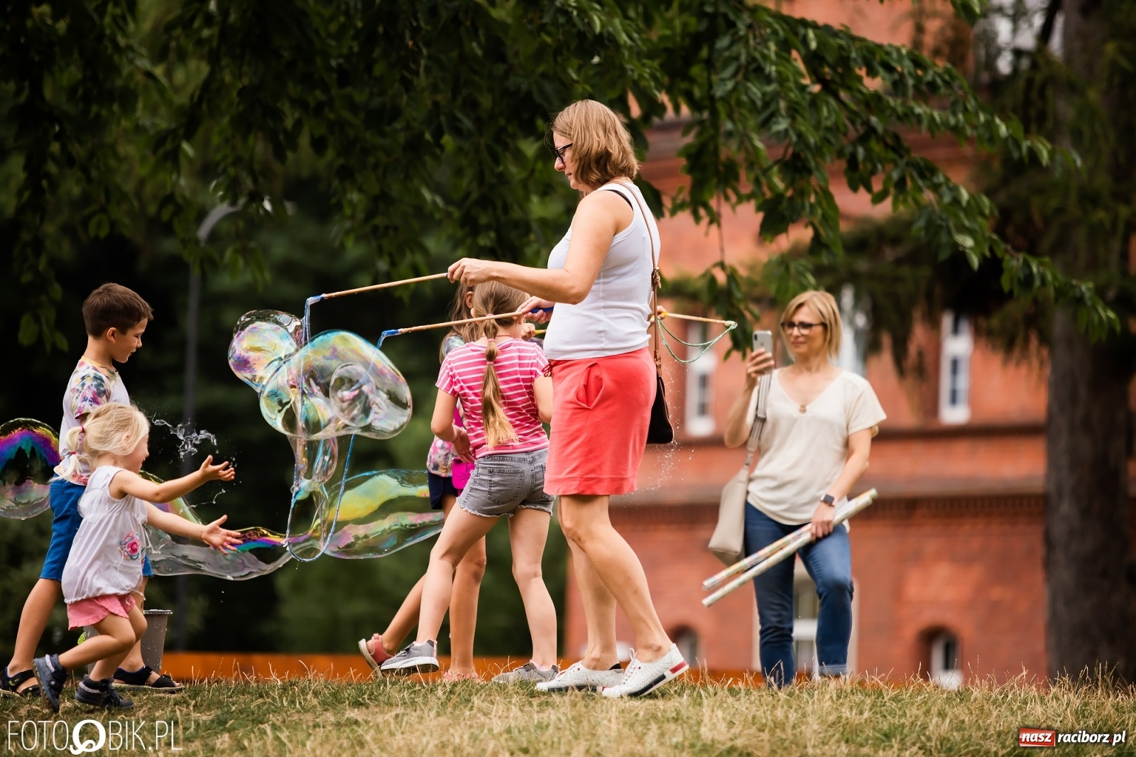 Zdjęcie w galerii na portalu naszraciborz.pl: Dzień baniek mydlanych w Parku Jordanowskim wiadomości z regionu