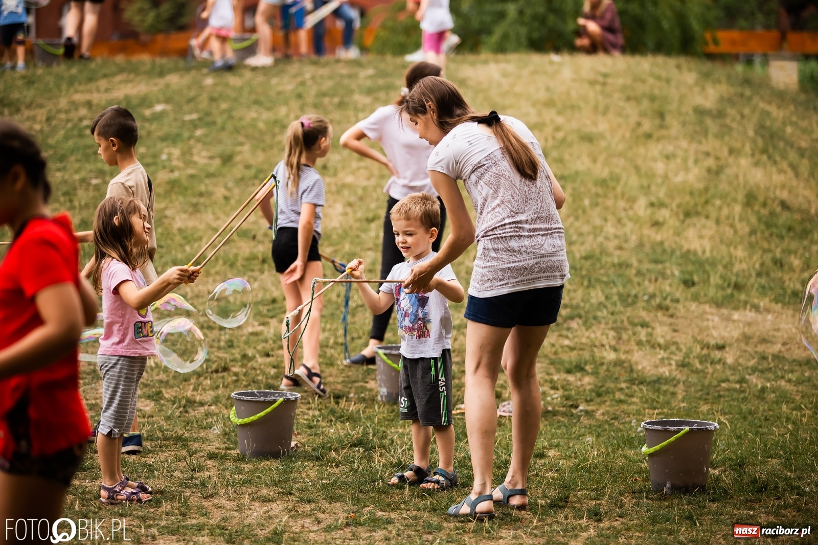 Zdjęcie w galerii na portalu naszraciborz.pl: Dzień baniek mydlanych w Parku Jordanowskim wiadomości z regionu