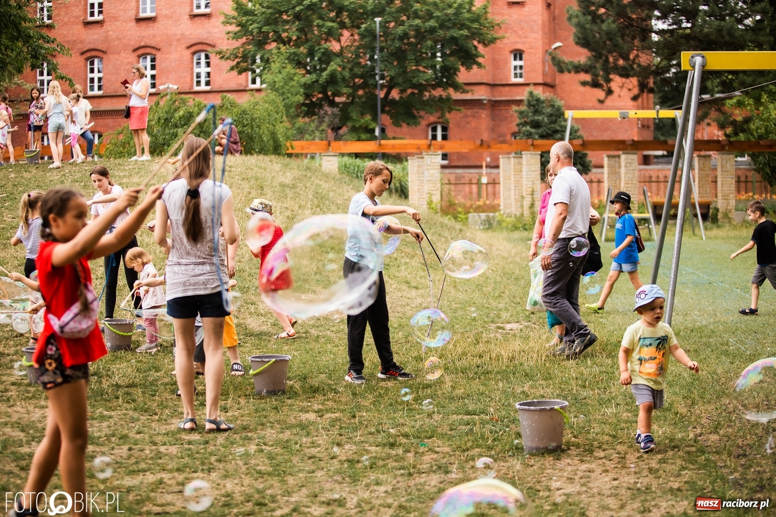Zdjęcie w galerii na portalu naszraciborz.pl: Dzień baniek mydlanych w Parku Jordanowskim wiadomości z regionu