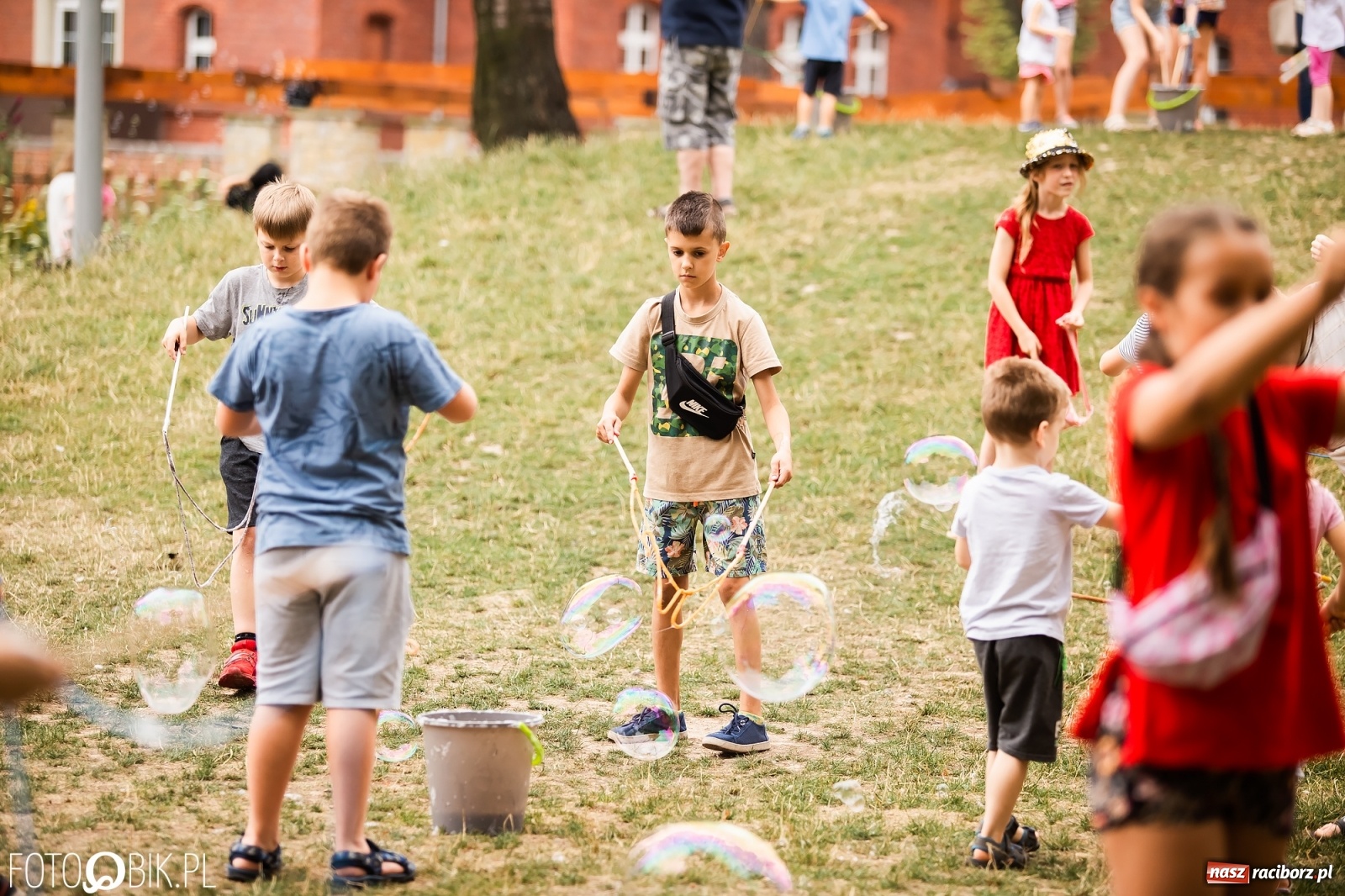 Zdjęcie w galerii na portalu naszraciborz.pl: Dzień baniek mydlanych w Parku Jordanowskim wiadomości z regionu