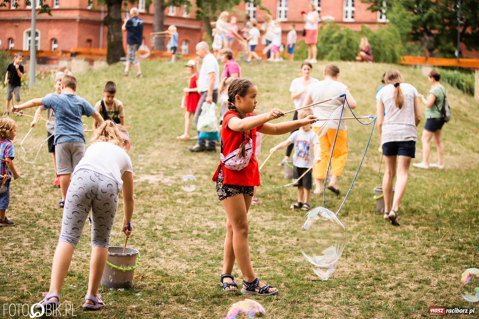 Zdjęcie w galerii na portalu naszraciborz.pl: Dzień baniek mydlanych w Parku Jordanowskim wiadomości z regionu