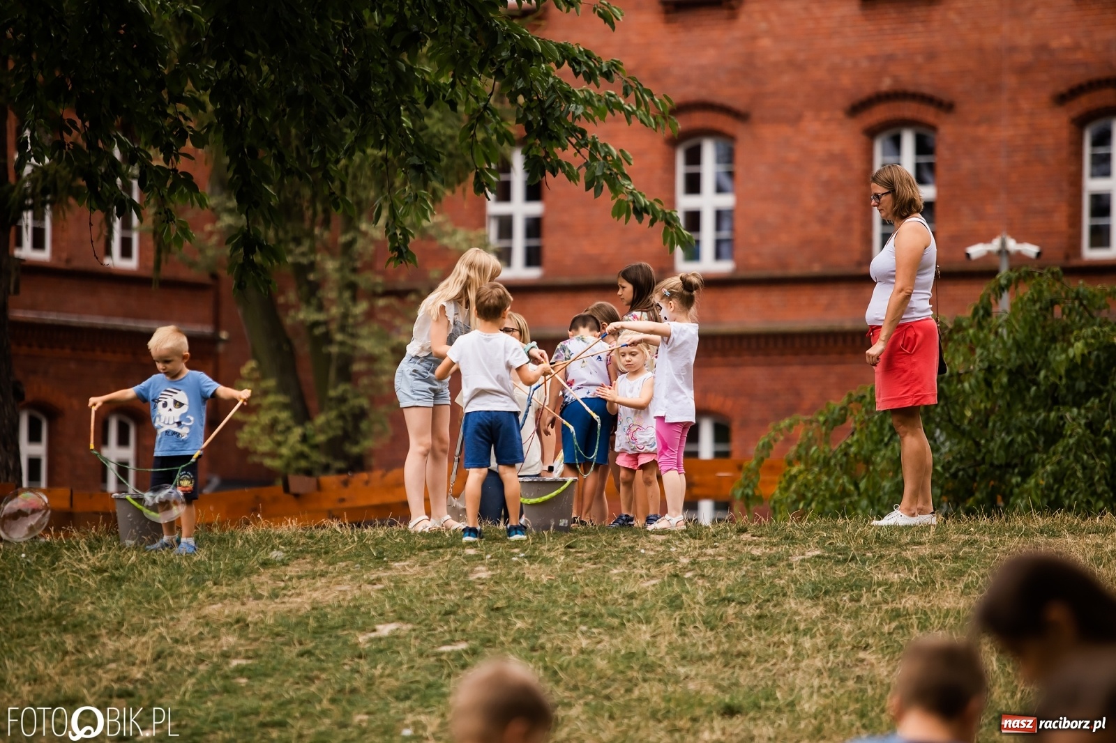 Zdjęcie w galerii na portalu naszraciborz.pl: Dzień baniek mydlanych w Parku Jordanowskim wiadomości z regionu