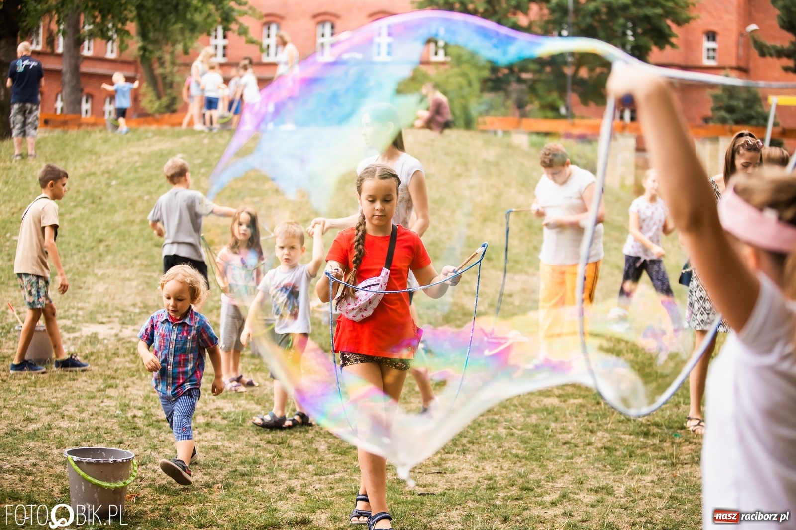 Zdjęcie w galerii na portalu naszraciborz.pl: Dzień baniek mydlanych w Parku Jordanowskim wiadomości z regionu