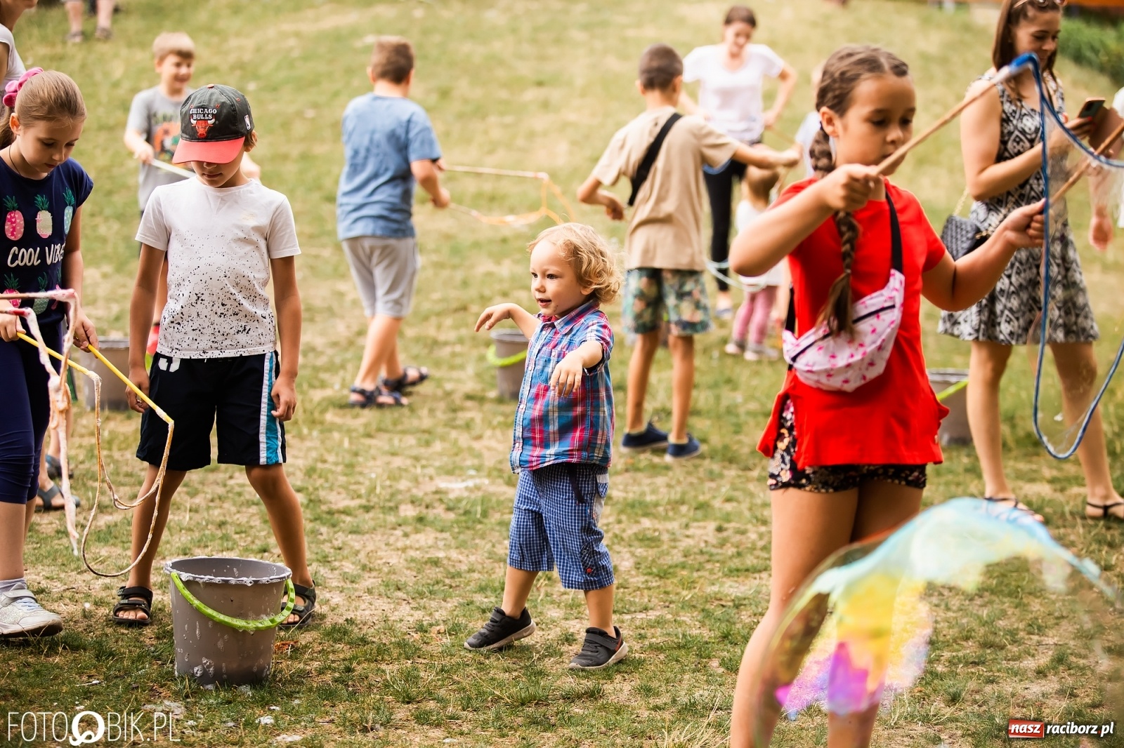 Zdjęcie w galerii na portalu naszraciborz.pl: Dzień baniek mydlanych w Parku Jordanowskim wiadomości z regionu