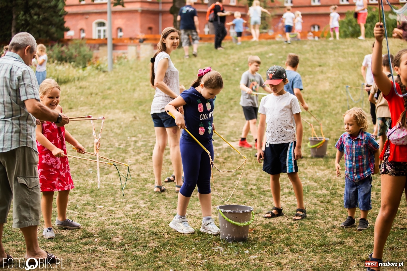 Zdjęcie w galerii na portalu naszraciborz.pl: Dzień baniek mydlanych w Parku Jordanowskim wiadomości z regionu