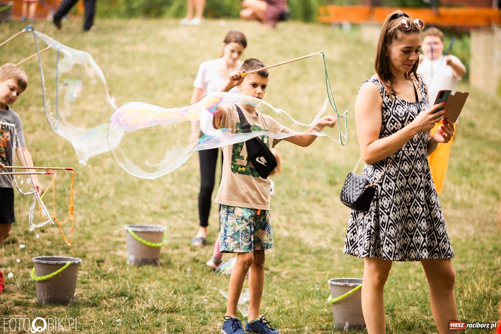 Zdjęcie w galerii na portalu naszraciborz.pl: Dzień baniek mydlanych w Parku Jordanowskim wiadomości z regionu
