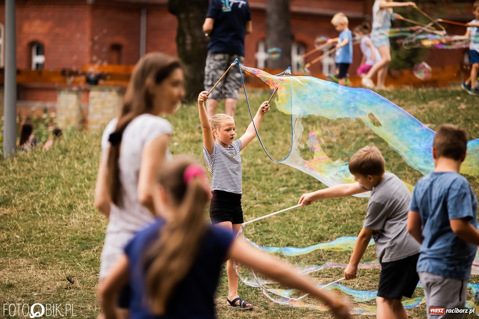 Zdjęcie w galerii na portalu naszraciborz.pl: Dzień baniek mydlanych w Parku Jordanowskim wiadomości z regionu