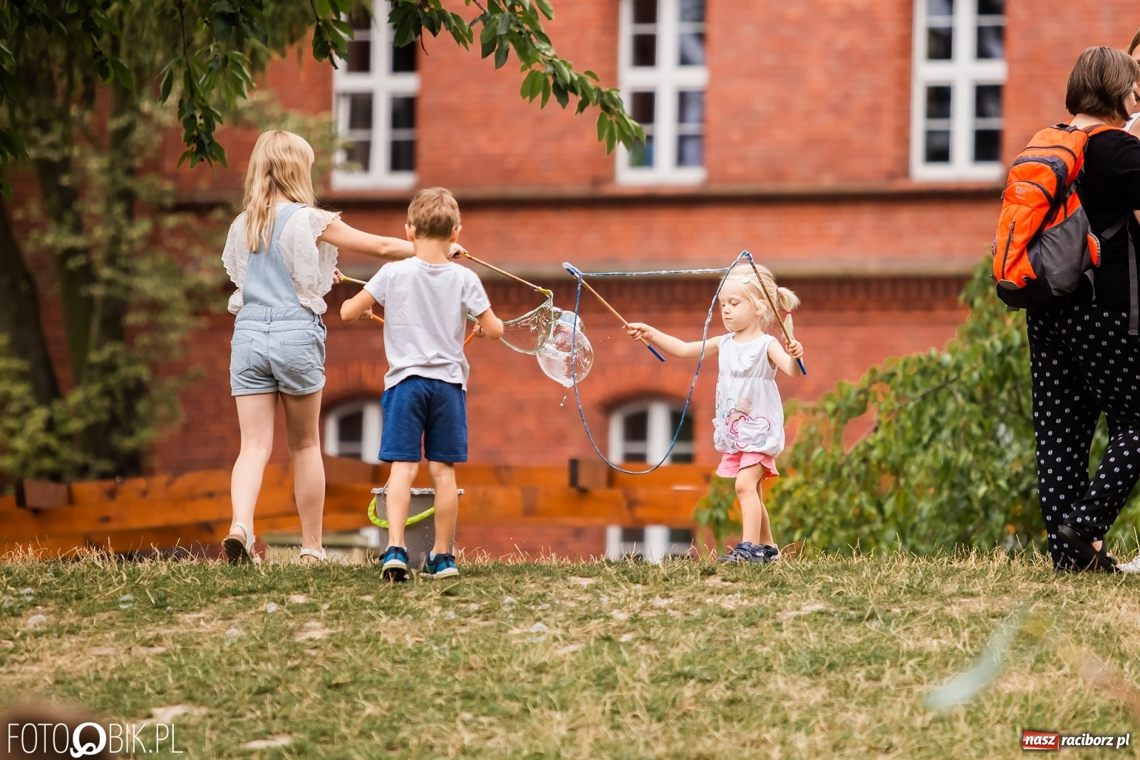 Zdjęcie w galerii na portalu naszraciborz.pl: Dzień baniek mydlanych w Parku Jordanowskim wiadomości z regionu