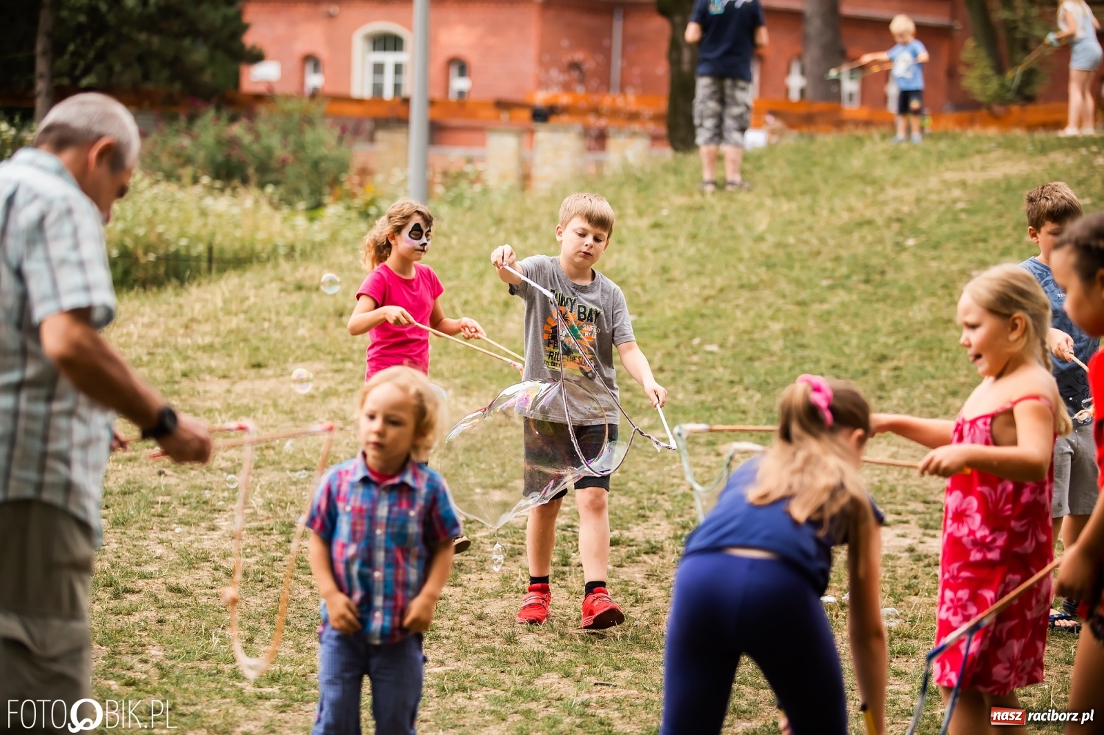 Zdjęcie w galerii na portalu naszraciborz.pl: Dzień baniek mydlanych w Parku Jordanowskim wiadomości z regionu