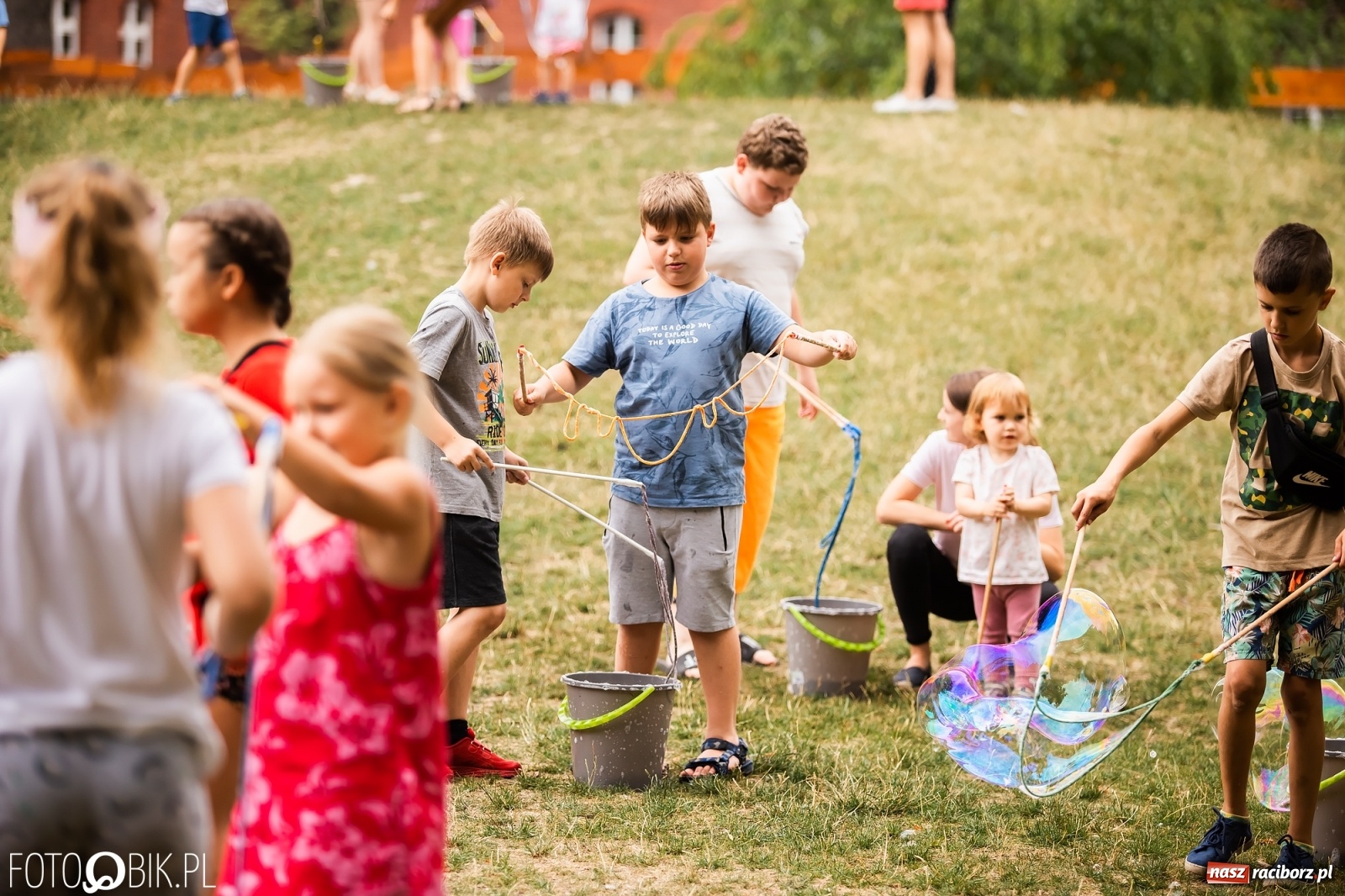 Zdjęcie w galerii na portalu naszraciborz.pl: Dzień baniek mydlanych w Parku Jordanowskim wiadomości z regionu