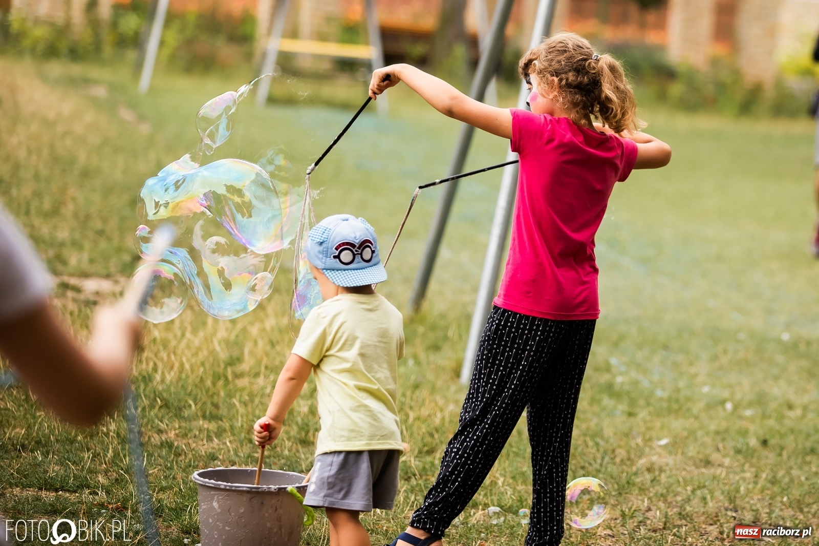Zdjęcie w galerii na portalu naszraciborz.pl: Dzień baniek mydlanych w Parku Jordanowskim wiadomości z regionu