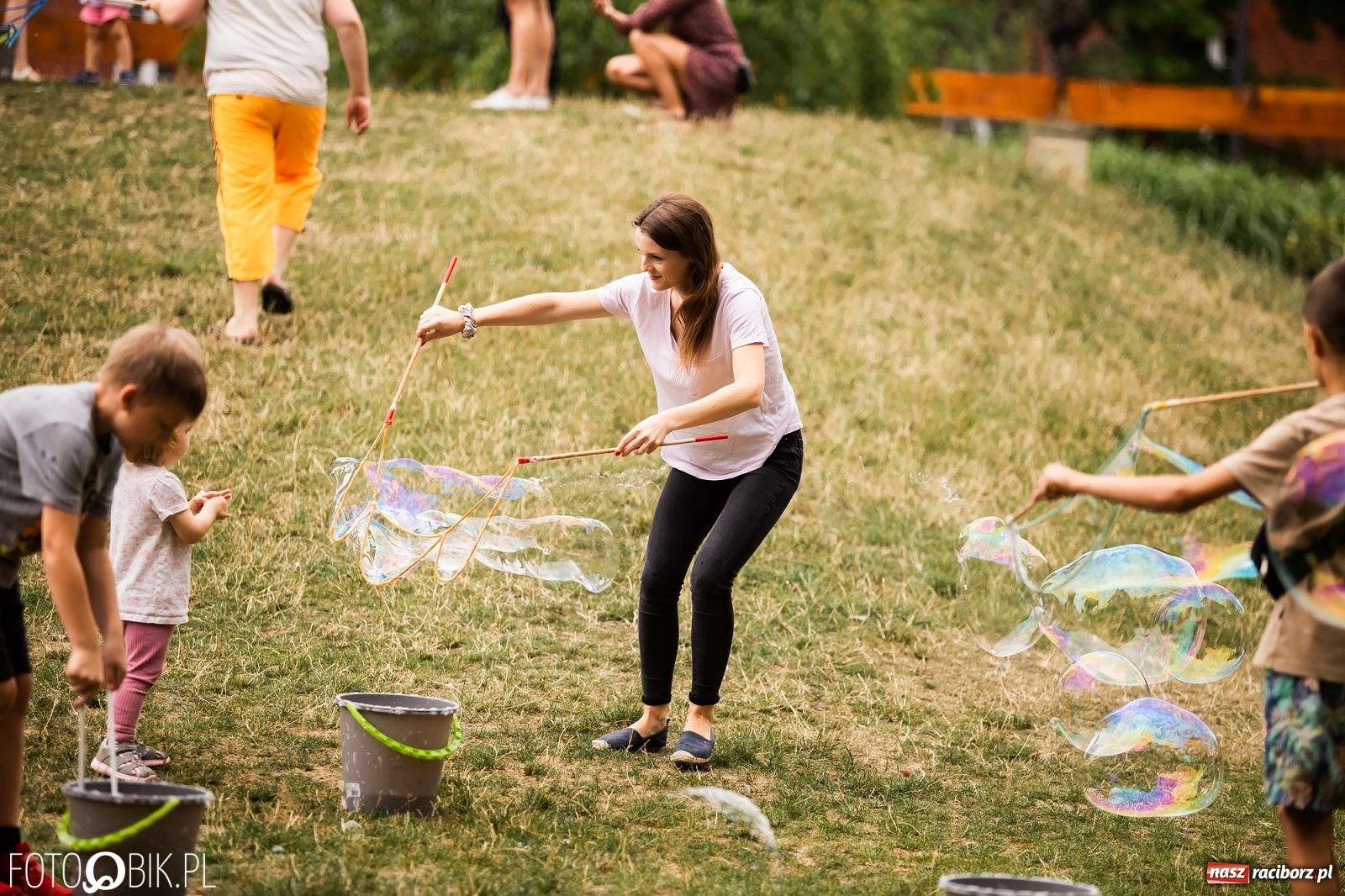 Zdjęcie w galerii na portalu naszraciborz.pl: Dzień baniek mydlanych w Parku Jordanowskim wiadomości z regionu