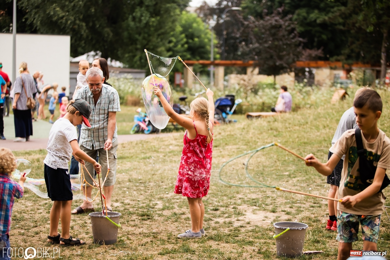 Zdjęcie w galerii na portalu naszraciborz.pl: Dzień baniek mydlanych w Parku Jordanowskim wiadomości z regionu