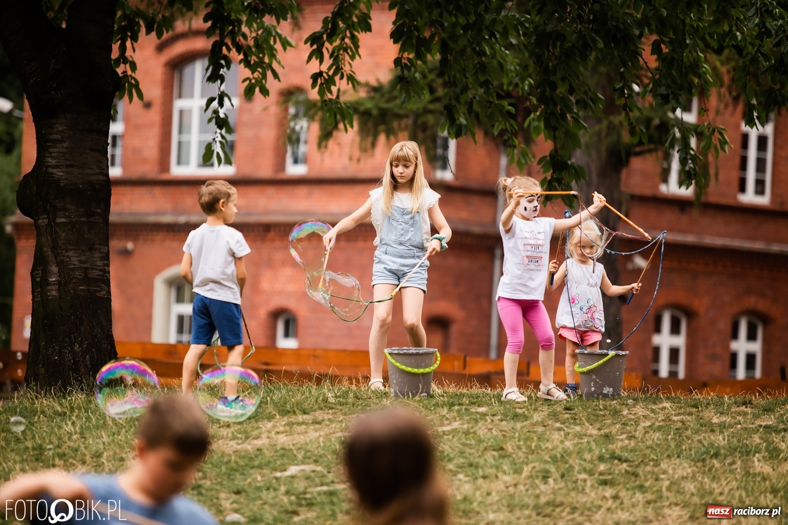 Zdjęcie w galerii na portalu naszraciborz.pl: Dzień baniek mydlanych w Parku Jordanowskim wiadomości z regionu