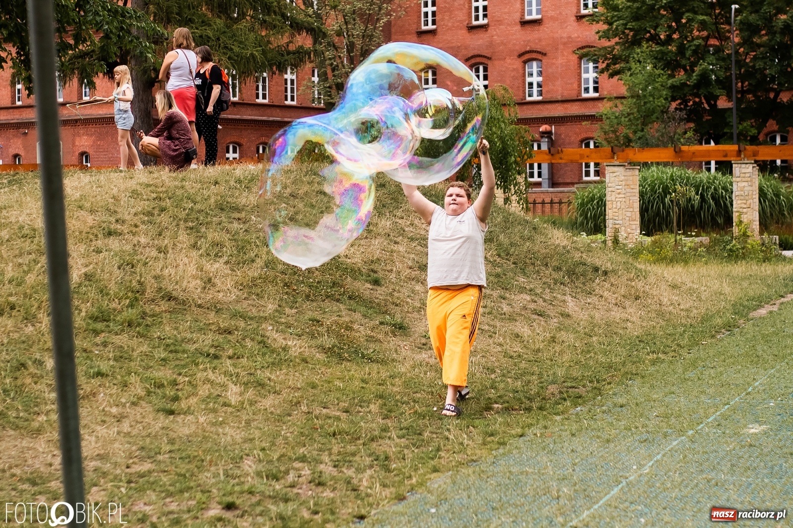 Zdjęcie w galerii na portalu naszraciborz.pl: Dzień baniek mydlanych w Parku Jordanowskim wiadomości z regionu