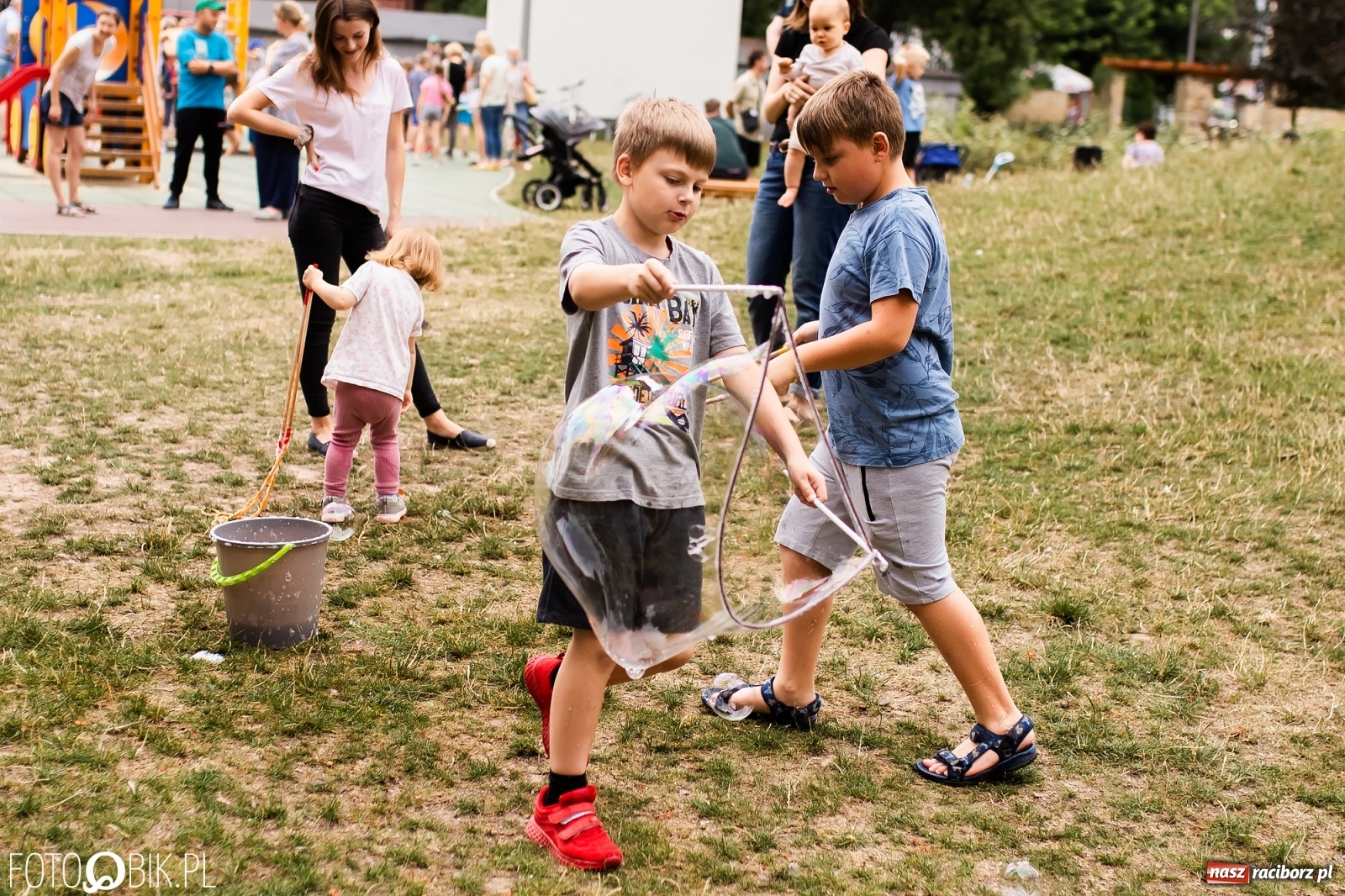 Zdjęcie w galerii na portalu naszraciborz.pl: Dzień baniek mydlanych w Parku Jordanowskim wiadomości z regionu