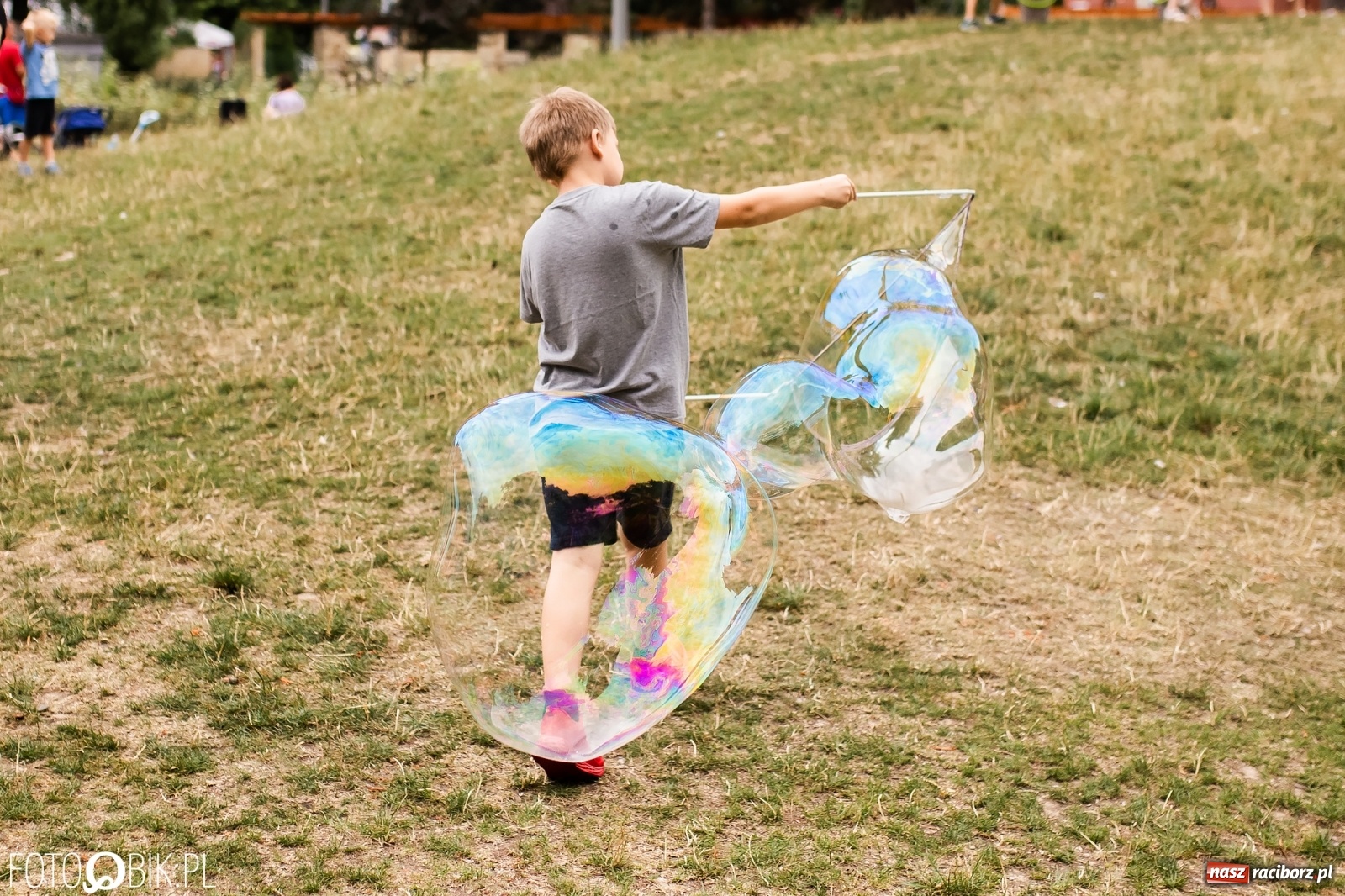 Zdjęcie w galerii na portalu naszraciborz.pl: Dzień baniek mydlanych w Parku Jordanowskim wiadomości z regionu