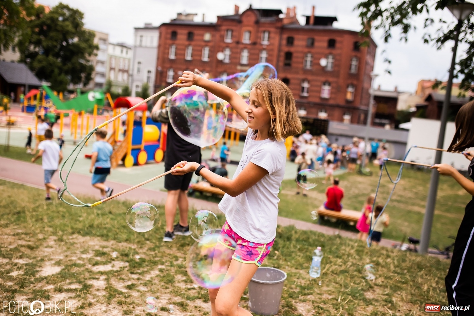 Zdjęcie w galerii na portalu naszraciborz.pl: Dzień baniek mydlanych w Parku Jordanowskim wiadomości z regionu