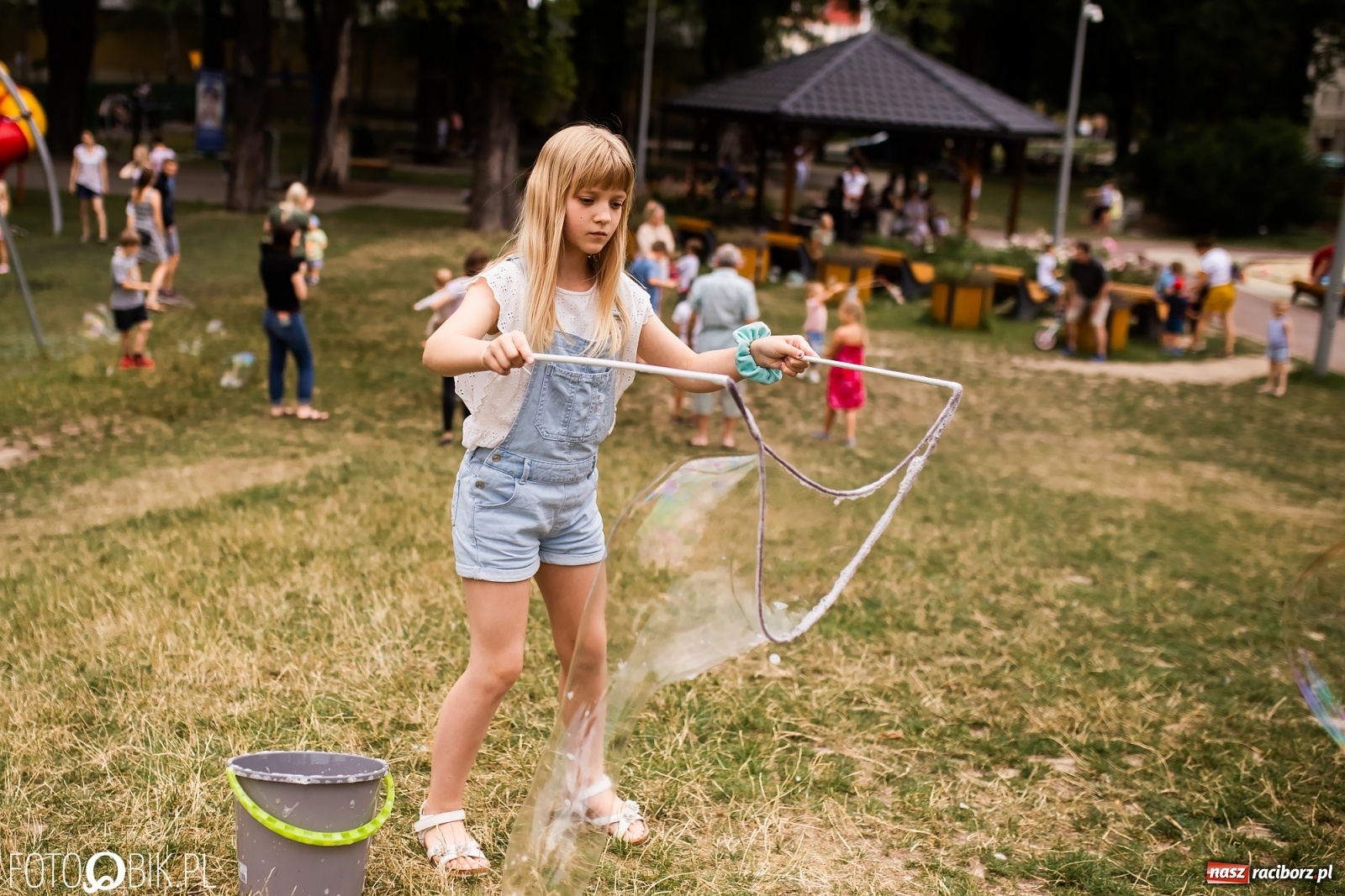 Zdjęcie w galerii na portalu naszraciborz.pl: Dzień baniek mydlanych w Parku Jordanowskim wiadomości z regionu