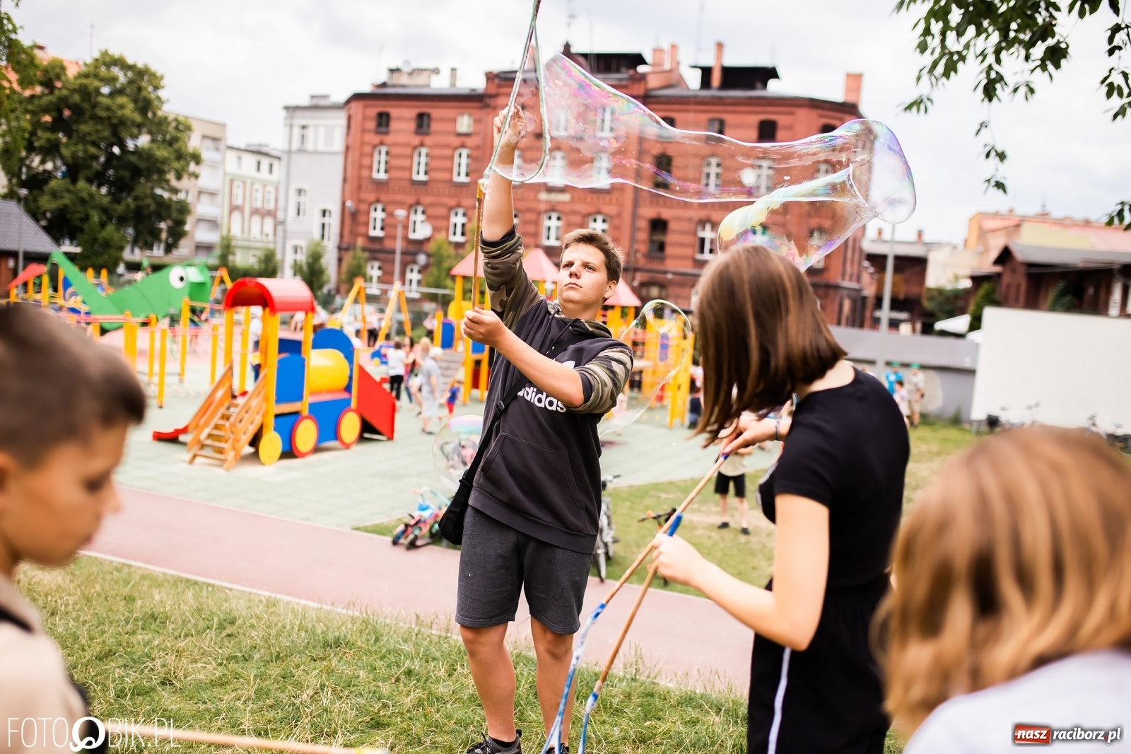 Zdjęcie w galerii na portalu naszraciborz.pl: Dzień baniek mydlanych w Parku Jordanowskim wiadomości z regionu
