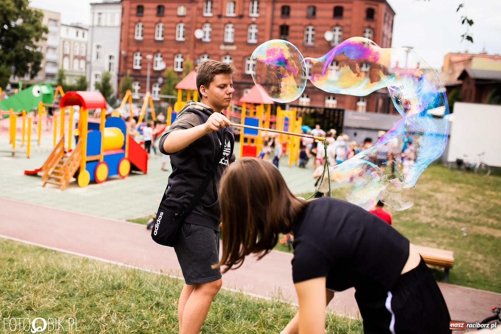 Zdjęcie w galerii na portalu naszraciborz.pl: Dzień baniek mydlanych w Parku Jordanowskim wiadomości z regionu