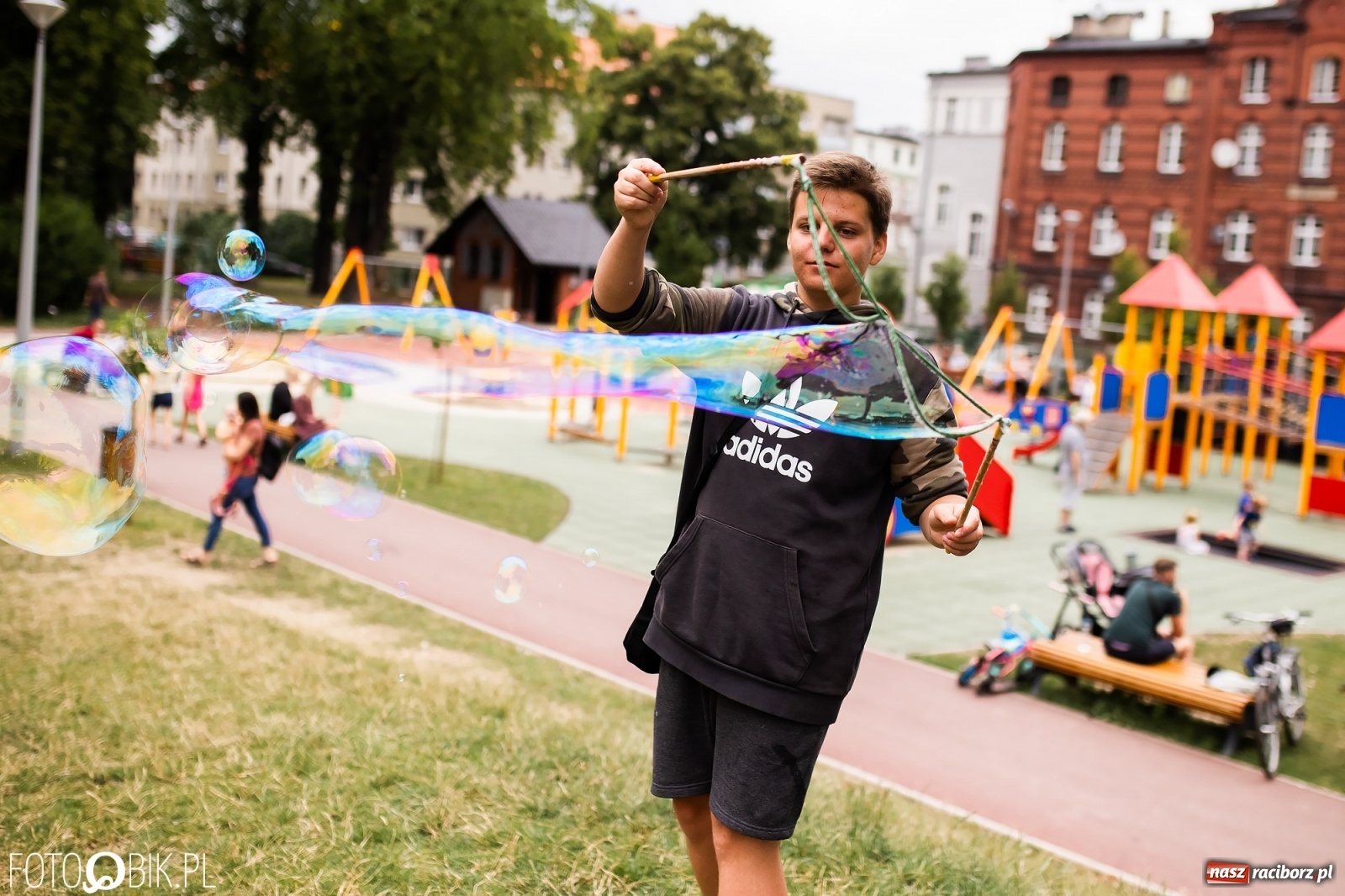 Zdjęcie w galerii na portalu naszraciborz.pl: Dzień baniek mydlanych w Parku Jordanowskim wiadomości z regionu