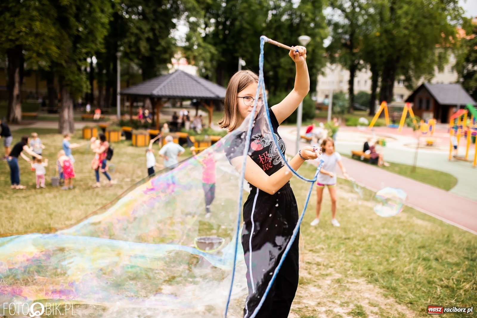 Zdjęcie w galerii na portalu naszraciborz.pl: Dzień baniek mydlanych w Parku Jordanowskim wiadomości z regionu