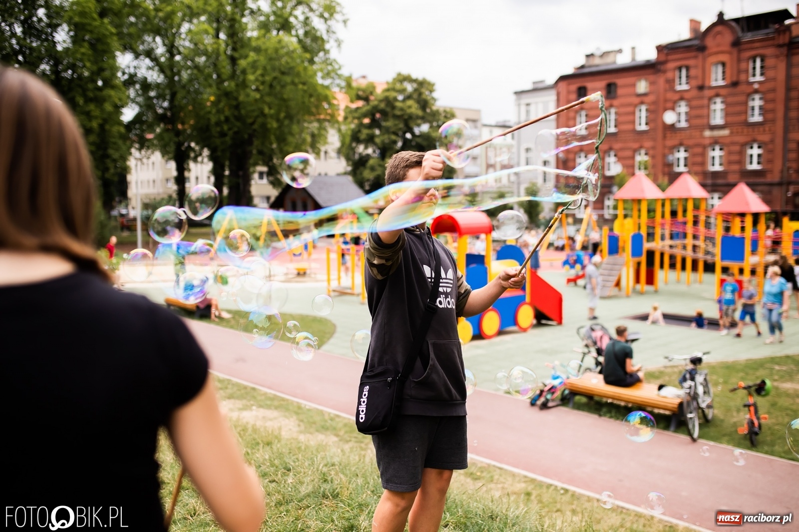 Zdjęcie w galerii na portalu naszraciborz.pl: Dzień baniek mydlanych w Parku Jordanowskim wiadomości z regionu