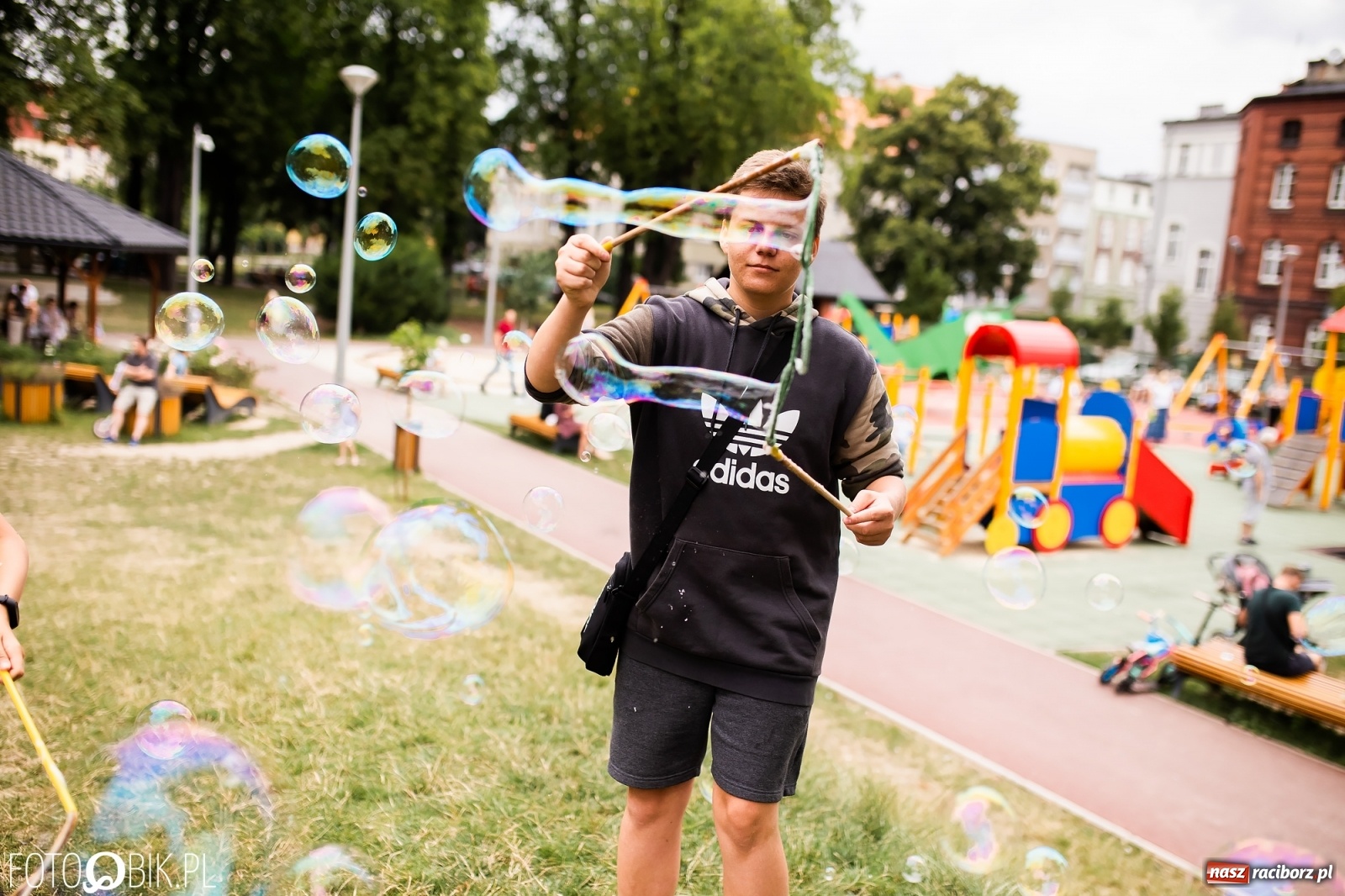Zdjęcie w galerii na portalu naszraciborz.pl: Dzień baniek mydlanych w Parku Jordanowskim wiadomości z regionu