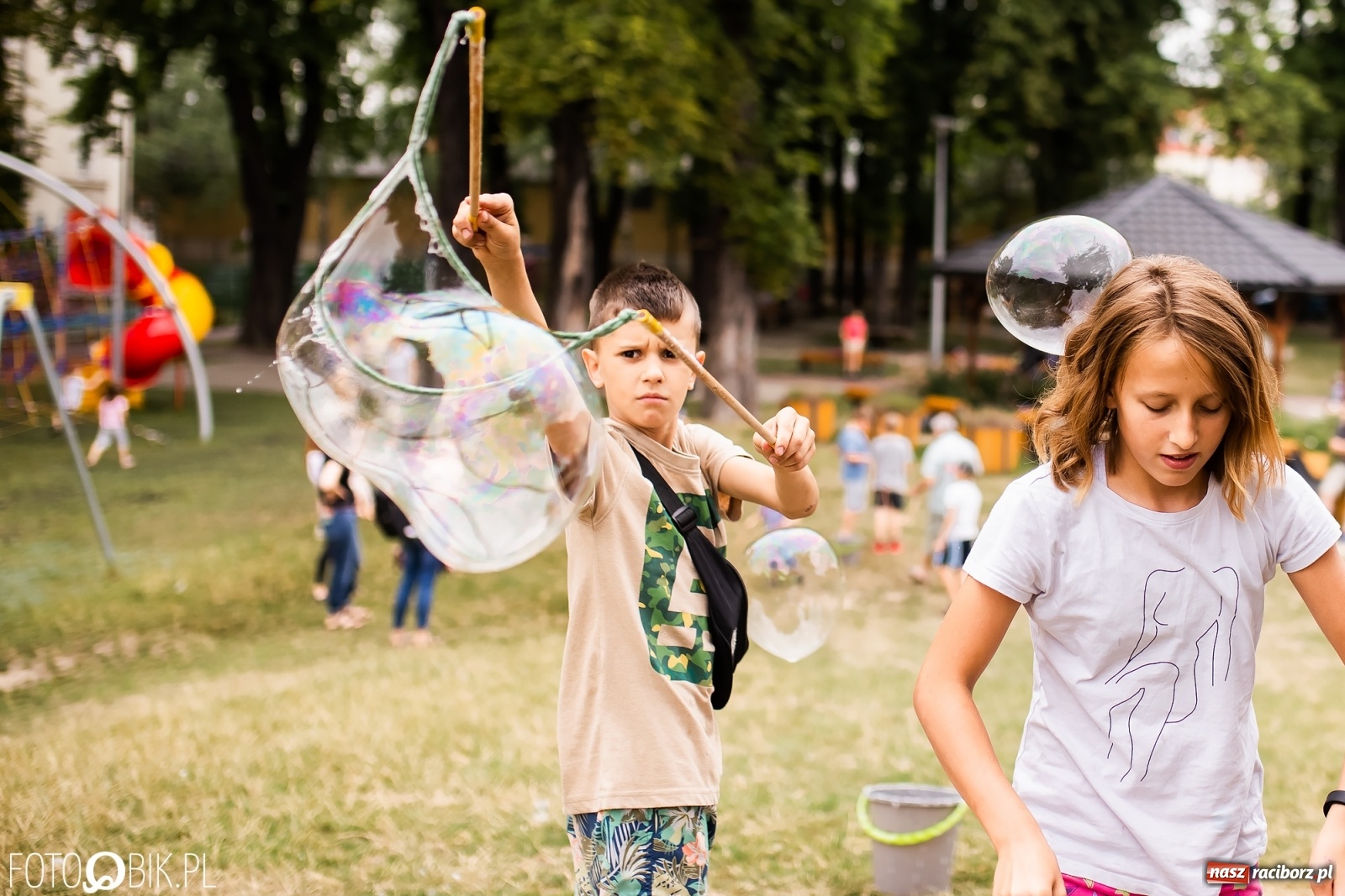 Zdjęcie w galerii na portalu naszraciborz.pl: Dzień baniek mydlanych w Parku Jordanowskim wiadomości z regionu